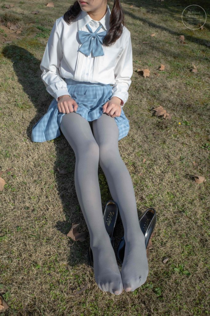 森萝财团写真 有料 NO.030 小香 户外公园里的JK制服灰丝美腿 图 [100P／1.39GB]